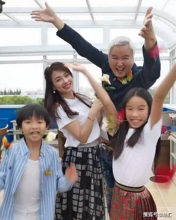 原创女儿被嘲丑！张庭护女心切晒童年丑照，一不小心又“坑”了女儿