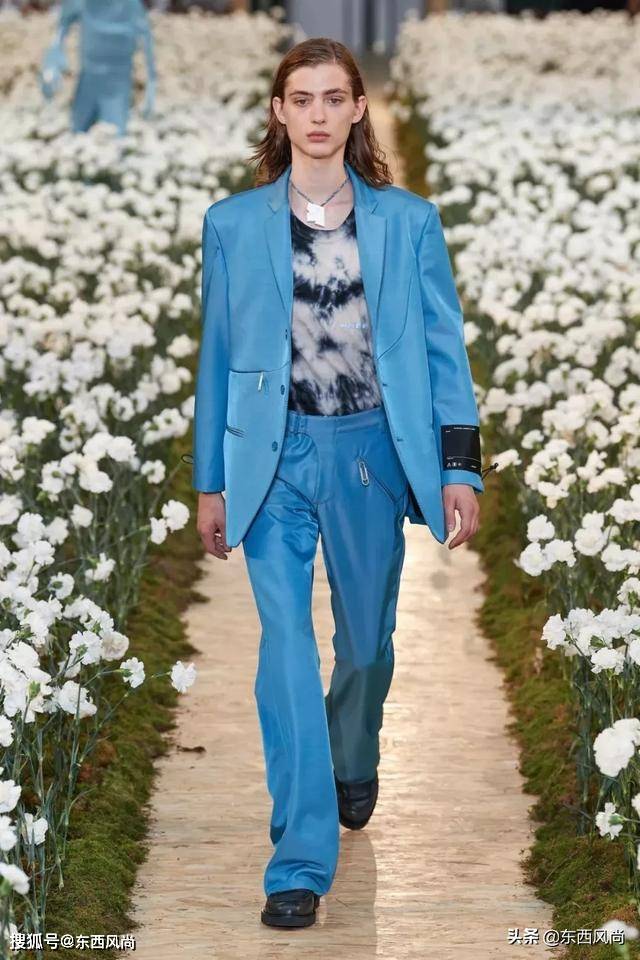 Nike|Off-White2020春夏系列，有和Nike等联乘鞋款，白色和涂鸦服装