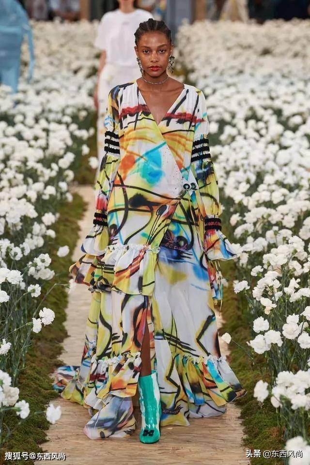 Nike|Off-White2020春夏系列，有和Nike等联乘鞋款，白色和涂鸦服装