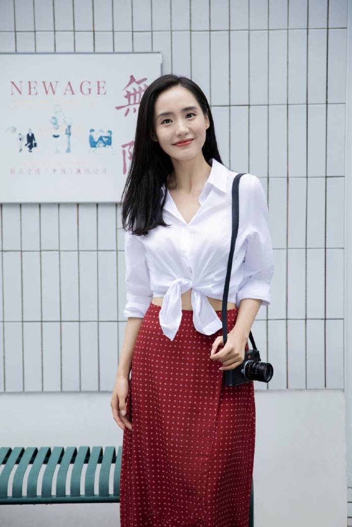 原创王智也太"纯美"了吧!衬衫配红裙好温婉,不露却让人移不开眼
