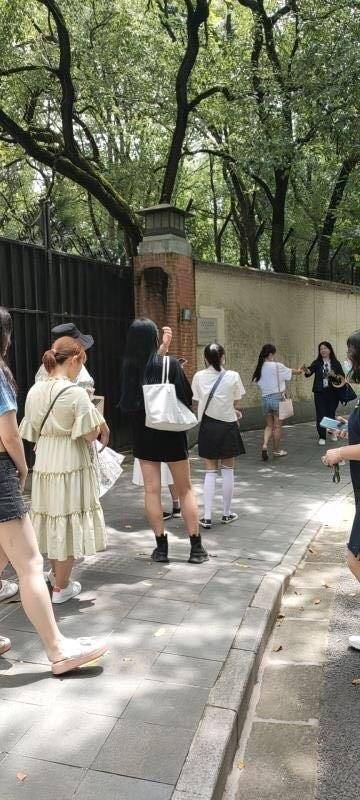 肖战让咖啡店变水族馆，拉花师傅表情超搞笑，