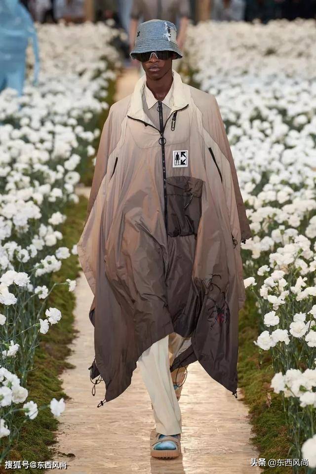 Nike|Off-White2020春夏系列，有和Nike等联乘鞋款，白色和涂鸦服装