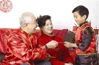 原创老人发红包给孙子孙女，说都一样，宝妈打开红包婆婆慌了