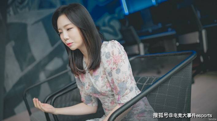 原创lck新晋女主持李贞贤,为了解lol熬夜打游戏,目标是本赛季上黄金