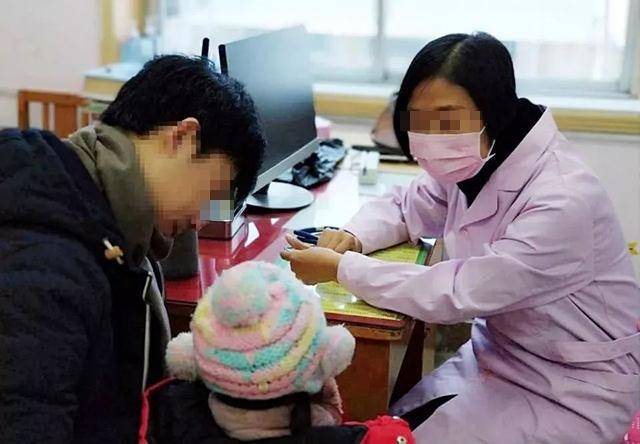 孩子|从未枕过枕头，医生：会损害颈椎发育为了让孩子睡出饱满后脑勺