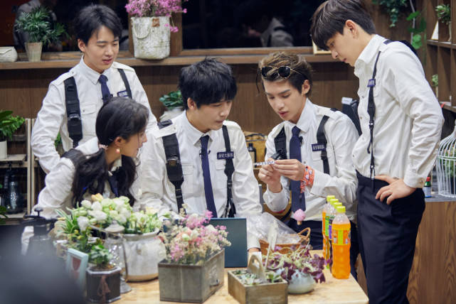 杨幂邓伦粉丝互撕,杨幂粉为卖惨P图骂自家,邓