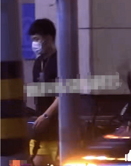 孙俪夫妇携儿女外出聚餐 邓超化身“女儿奴”