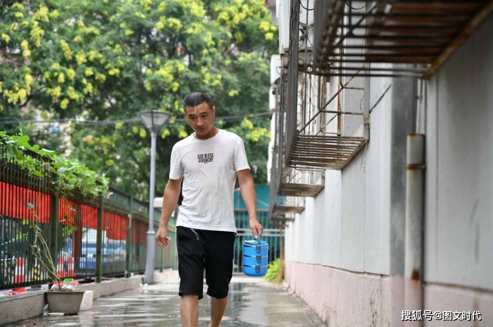 孩子|病房里被饿哭，爸爸发誓：这辈子不会再让你挨饿男童不幸患重病