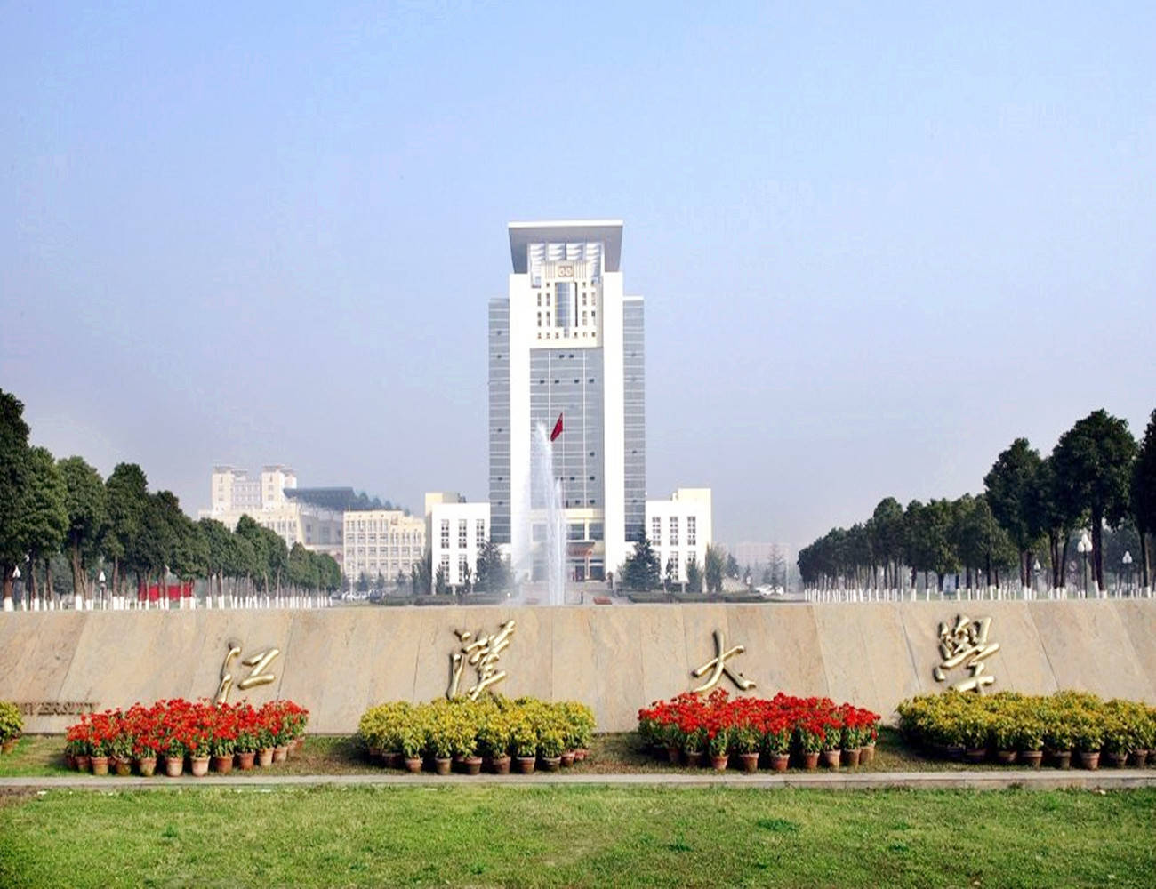 江汉大学经过这么多年的发展,如今新校区的占地面积大约有2000亩,这所
