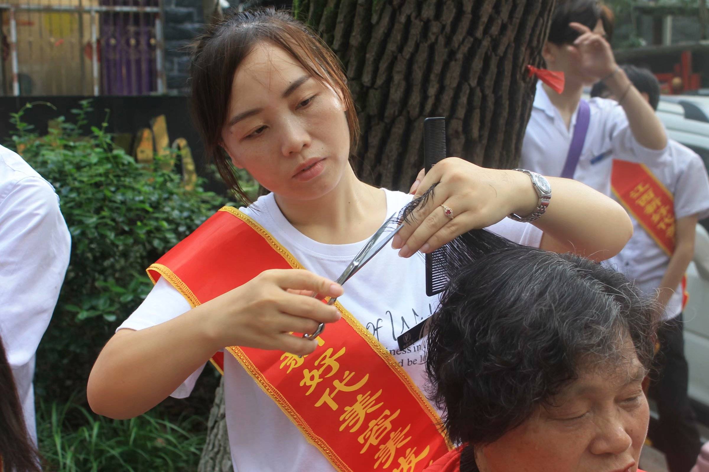 见闻记录|为什么学美容美发要去新好代学校，而不是在店里做学徒？