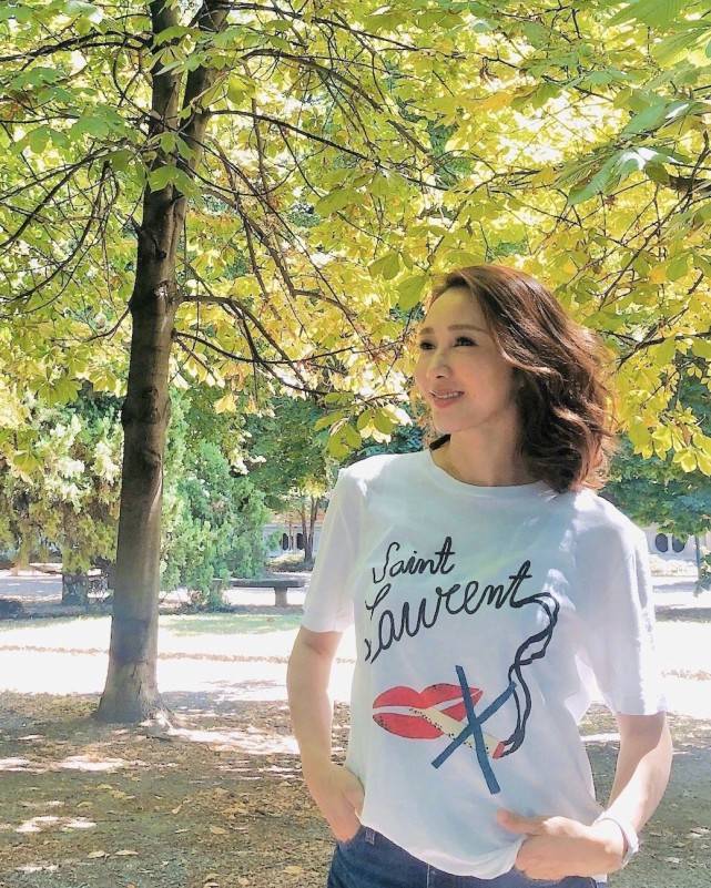 保养|50岁黎姿晒近照,虽退出娱乐圈却保养完美,完全是阔太太的姿态