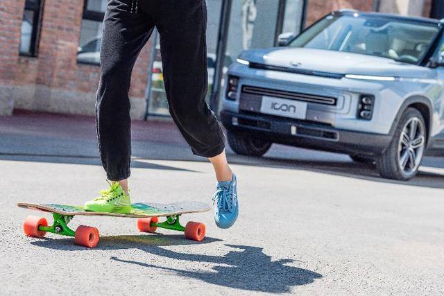 时尚|今夏潮酷出街，试试ICON X 飞跃联名定制潮鞋