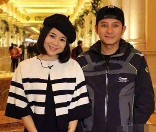 牵短发女子逛街，芒果台男主持人又一位脱单？