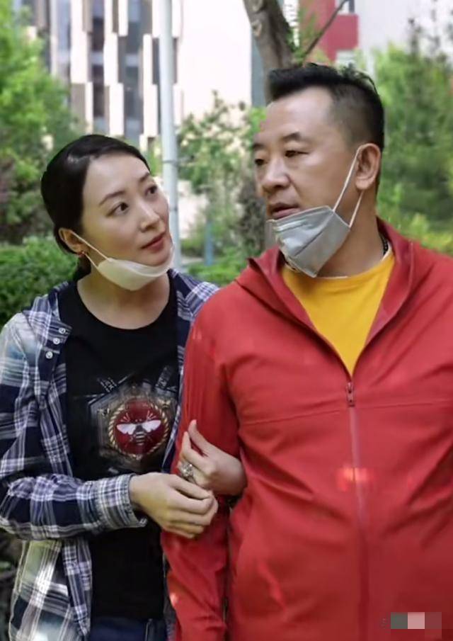 黄海波镜头前跟老婆秀恩爱，眼睛和肢体语言骗