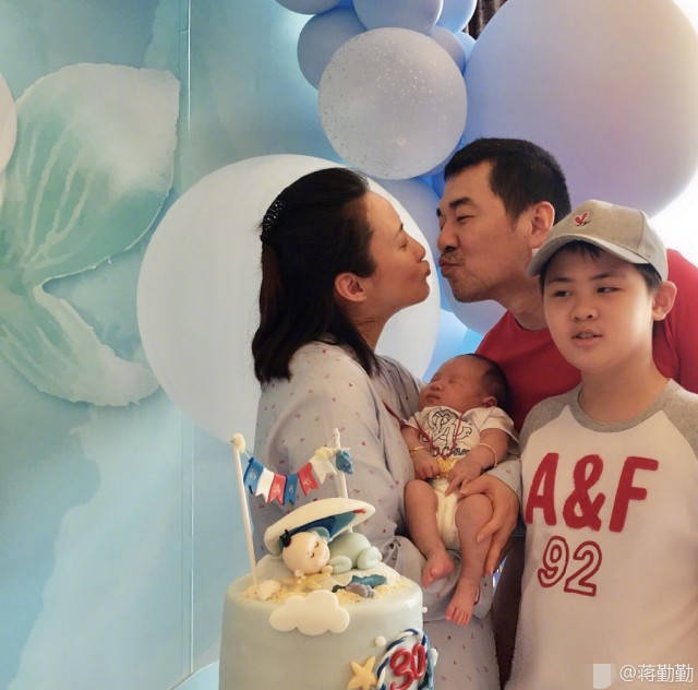 蒋勤勤夫妇看展览，陈建斌认真给老婆拍照，女