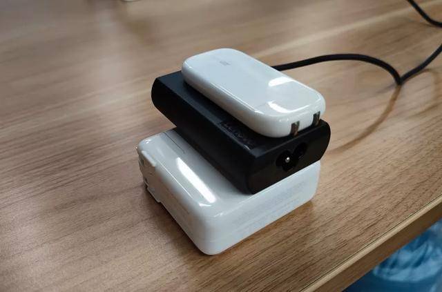 充电|OPPO还没发售的饼干充电头，能做到50W快充吗？