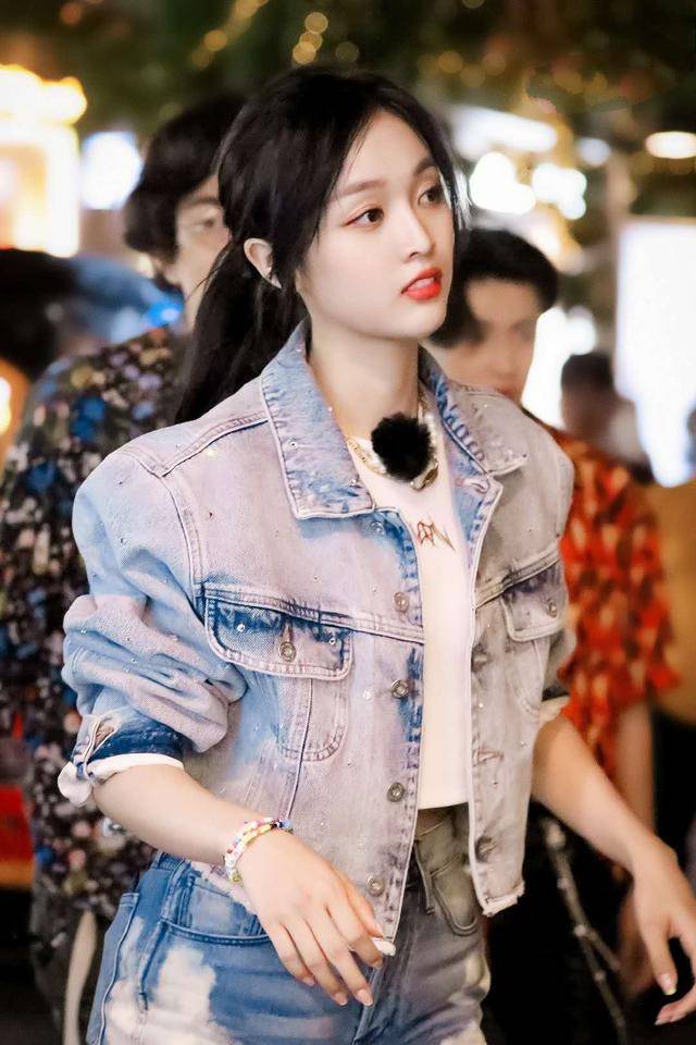 想必大家对于海南甜心吴宣仪都不陌生,从韩国的宇宙少女出道之后