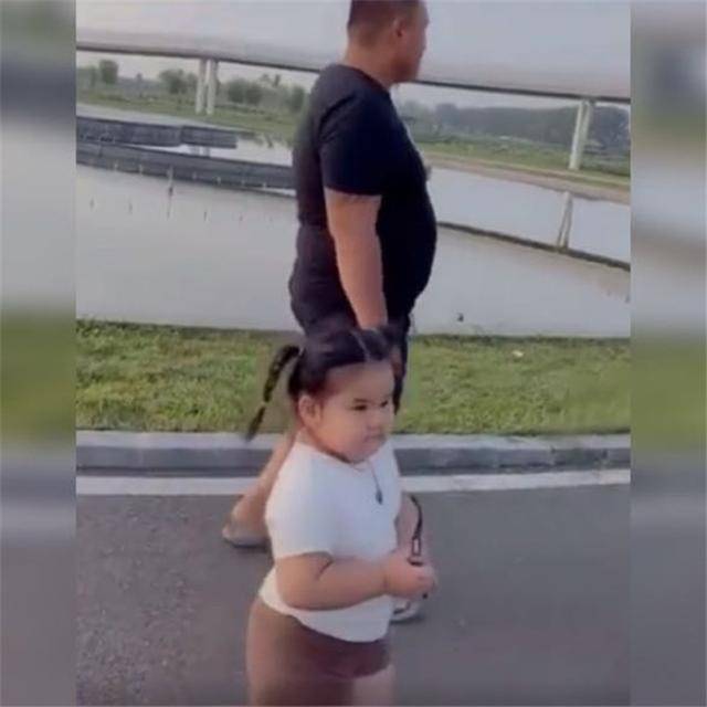 孩子|没想到意外走红，网友：这体型一看就是亲生的爸爸带女儿散步