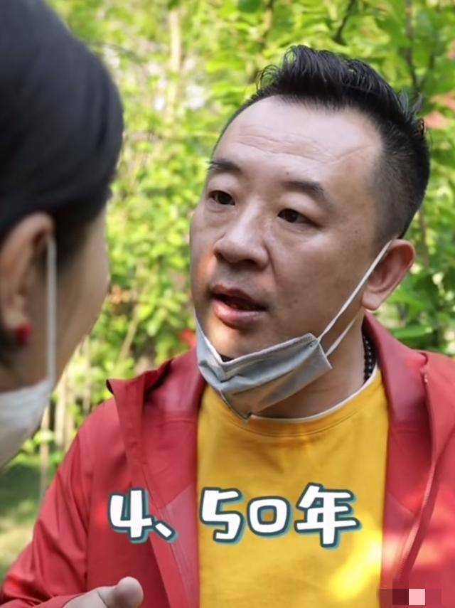 黄海波镜头前跟老婆秀恩爱，眼睛和肢体语言骗