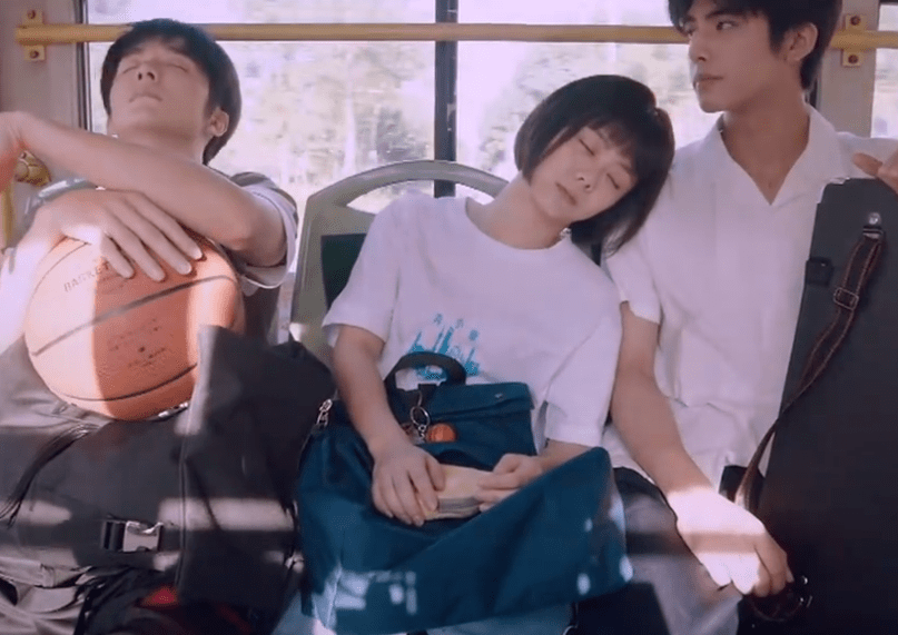 原创《以家人之名》凌霄早就喜欢上李尖尖,两人的日常举动太亲昵