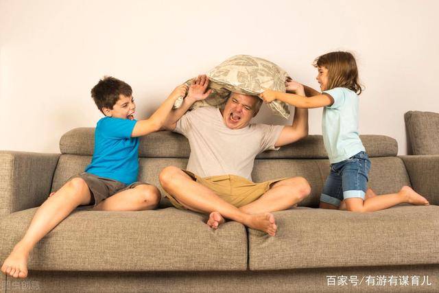 爸爸凌晨3点惊醒，发现1岁宝宝不见了，找到后场面让人哭笑不得