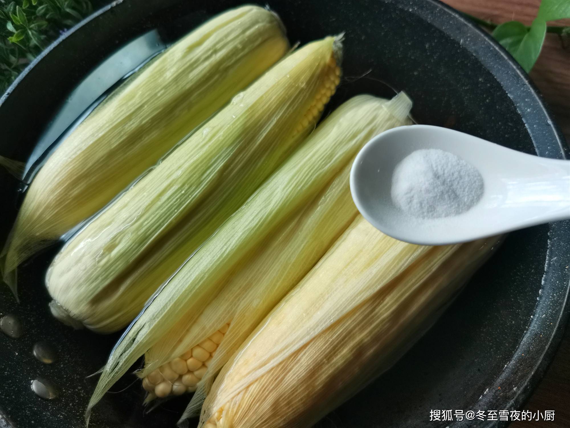 技巧|煮时加入1勺它，玉米熟得快、营养吸收好煮苞米的实用小技巧