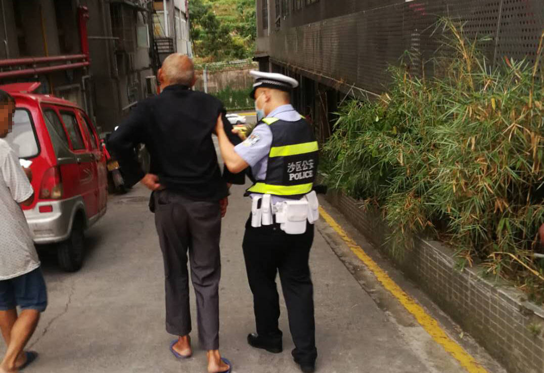 八旬老人外出寻找六旬儿子迷路,民警暖心护送