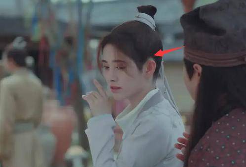 沥青|鞠婧祎新戏狂抹发际线粉，被嘲像涂了沥青，P掉以后秃头明显