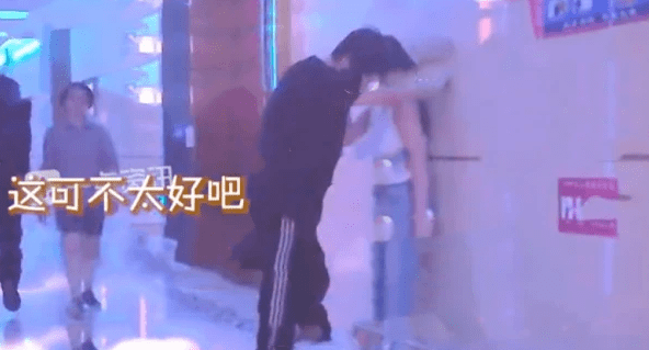 王岳伦与白衣美女暧昧不清!作为妻子的李湘该如何回应