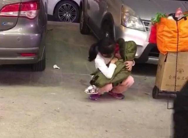 原创弟弟出席姐姐结婚，结果全程摆着臭脸，下台时一副生无可恋的样子