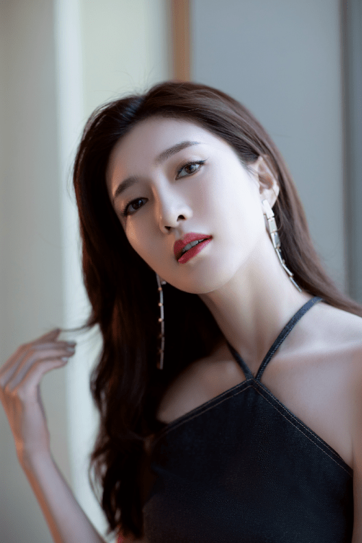 服装|江疏影的“推推靴”是认真的吗？腿不够细驾驭不上，对自己太狠了