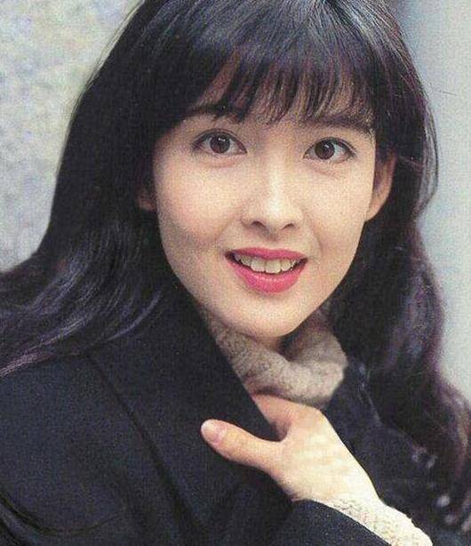 她是众多男人的女神,为了美貌不生孩子,现在52岁像少女