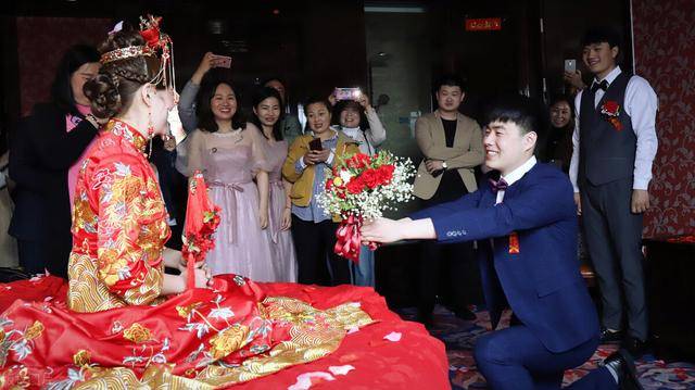 原创弟弟出席姐姐结婚，结果全程摆着臭脸，下台时一副生无可恋的样子