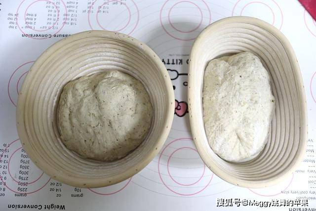 将发酵好的面包倒扣在细长的面包板上;12.