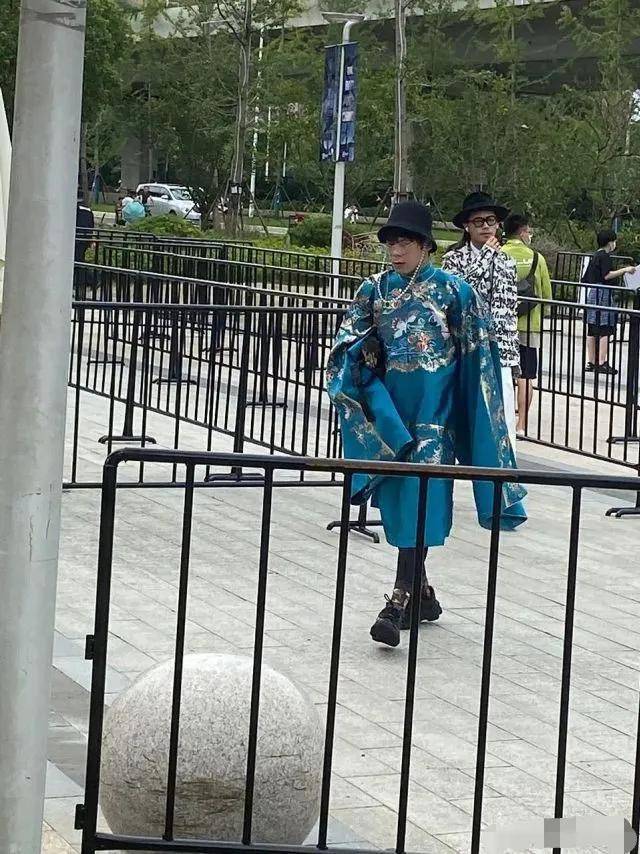 出圈|原创《中国新说唱》开播，率先出圈的是rapper们的穿搭和身上的膏药