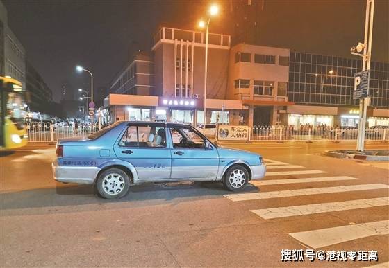晋中曝光台:出租车占道揽客 随意停车阻碍通行