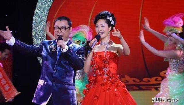 眼睛|原创于文华生病住院，眼睛红肿连睁开都很费劲！输完液就赶赴直播带货