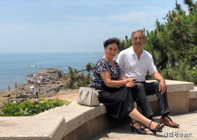 工作|原创尼格买提曝央视工资才7000！靠写书赚外快，屡晒家人唯独不见娇妻