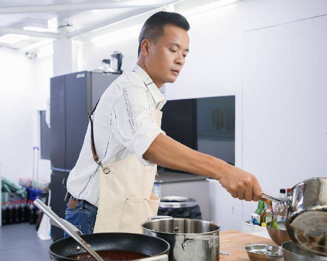 《中餐厅》食品安全引争议，黄晓明边试吃边拌