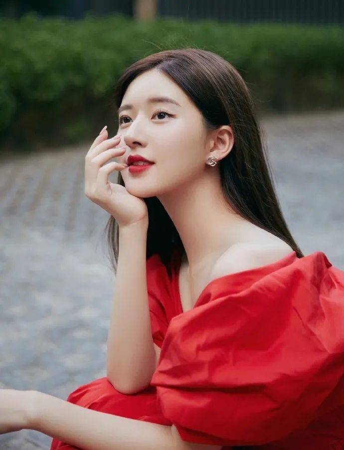 原创谁还没见过赵露思的红衣神颜吗换上一袭烈焰红裙衬得娇艳可人