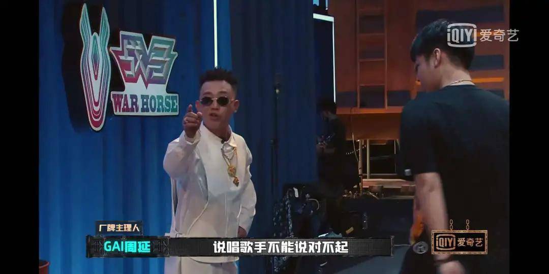 出圈|原创《中国新说唱》开播,率先出圈的是rapper们的穿搭和身上的膏药