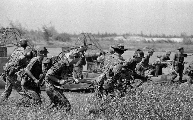 9岁小女孩掏出手雷抛向美军，五名士兵当场阵亡