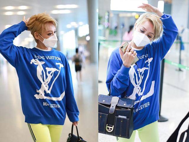 好身材|原创宁静现身机场,穿健美裤秀好身材,高抬腿整理高筒袜不拘小节