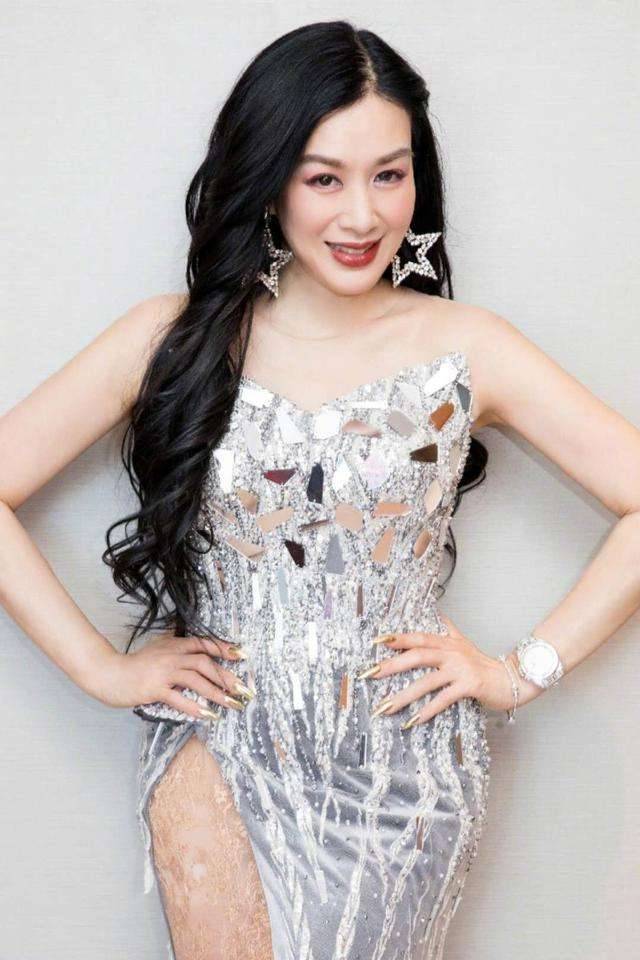 马尾|钟丽缇50岁依旧性感，银色亮片裙华丽耀眼，高马尾活力满满