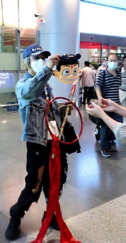 好身材|原创宁静现身机场,穿健美裤秀好身材,高抬腿整理高筒袜不拘小节