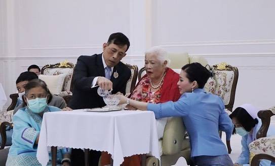 蓝宝石|泰国太后果然宠苏提达王后！奢华珠宝赠儿媳，蓝宝石配绿裙惊艳了