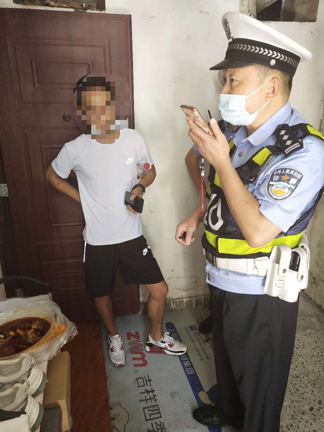 顾客给了外卖商家一个差评,却引来老板和警察