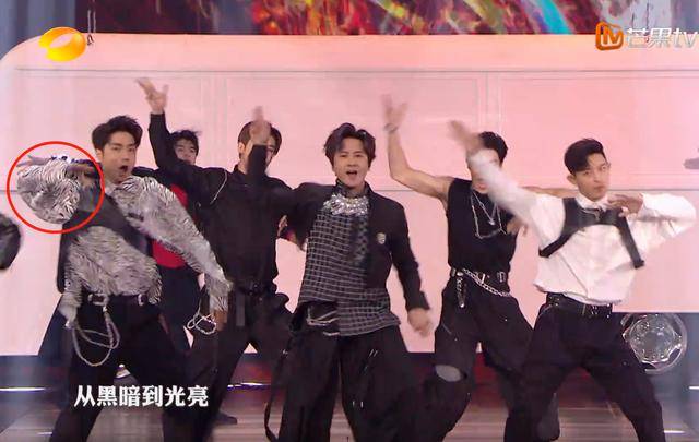 齐舞|原创《哥哥》出道团舞台首秀不尽人意：孙耀威跳舞抢拍，张远对嘴出错