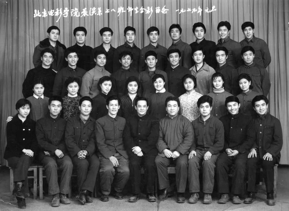 谢园在校期间影像资料曝光 曾参加校运会意气风发