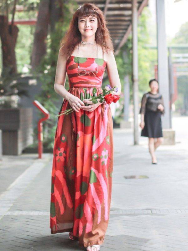 服装|还不清楚周海媚为何53岁无人娶？看她穿稚嫩装后，答案一清二楚了